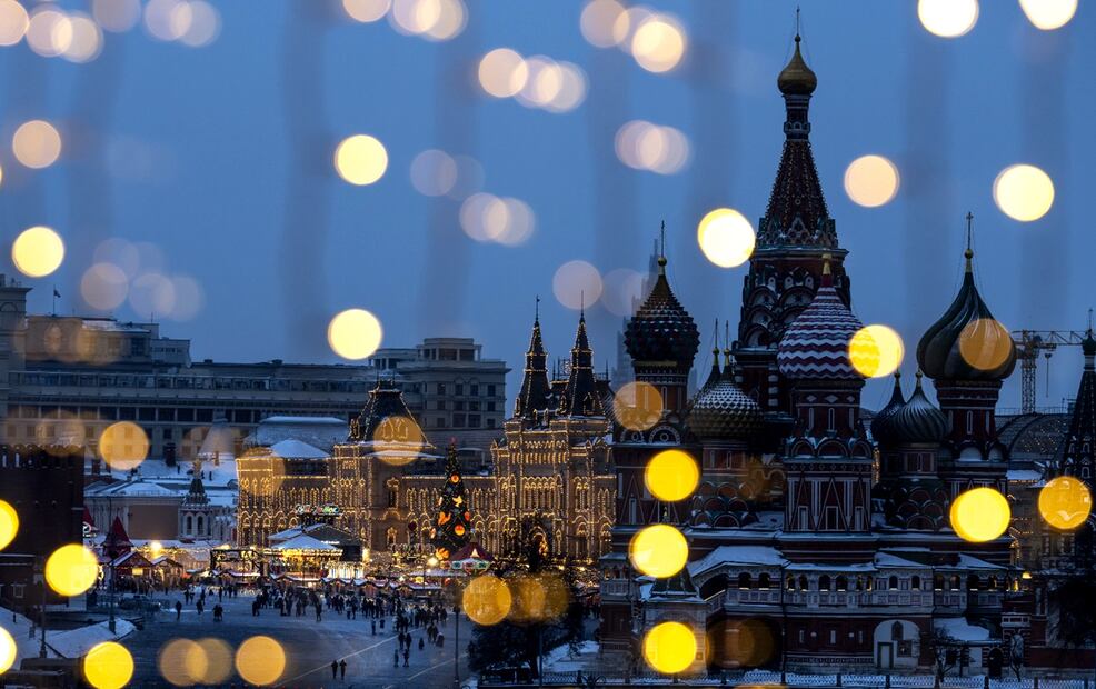 Los almacenes GUM y la Catedral de San Basilio en la Plaza Roja están decorados para las festividades de Navidad y Año Nuevo en Moscú, Rusia. Foto: AP