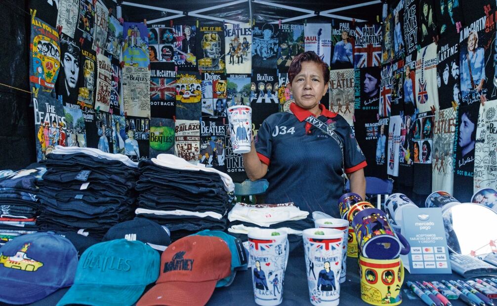 Los recuerdos que se vendían alrededor
<p>del recinto fueron variados, entre ellos
</p>
<p>había gorras, vasos, tazas y ropa. Foto: Yaretzy M Osnaya / EL UNIVERSAL