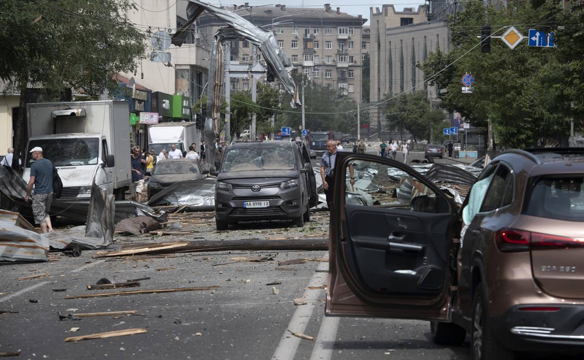 Vista de una calle con automóviles dañados y escombros después de un ataque con misiles en Kiev. Foto: EFE