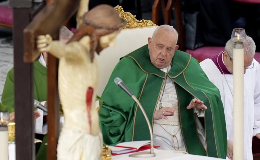 Se desconoce si el papa Francisco podrá pronunciar el tradicional rezo del Ángelus. Foto: AP