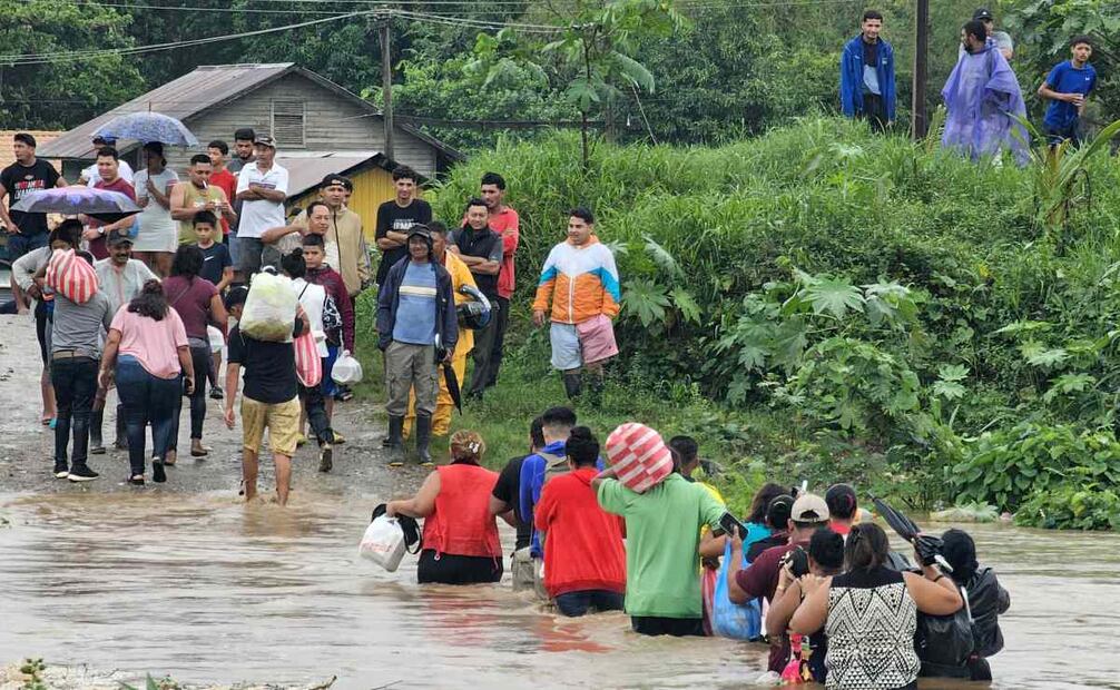 La tormenta tropical Sara se aleja de Honduras tras dejar un muerto, más de 50 MIL afectados, comunidades aisladas y ocho puentes destruidos. Foto: EFE