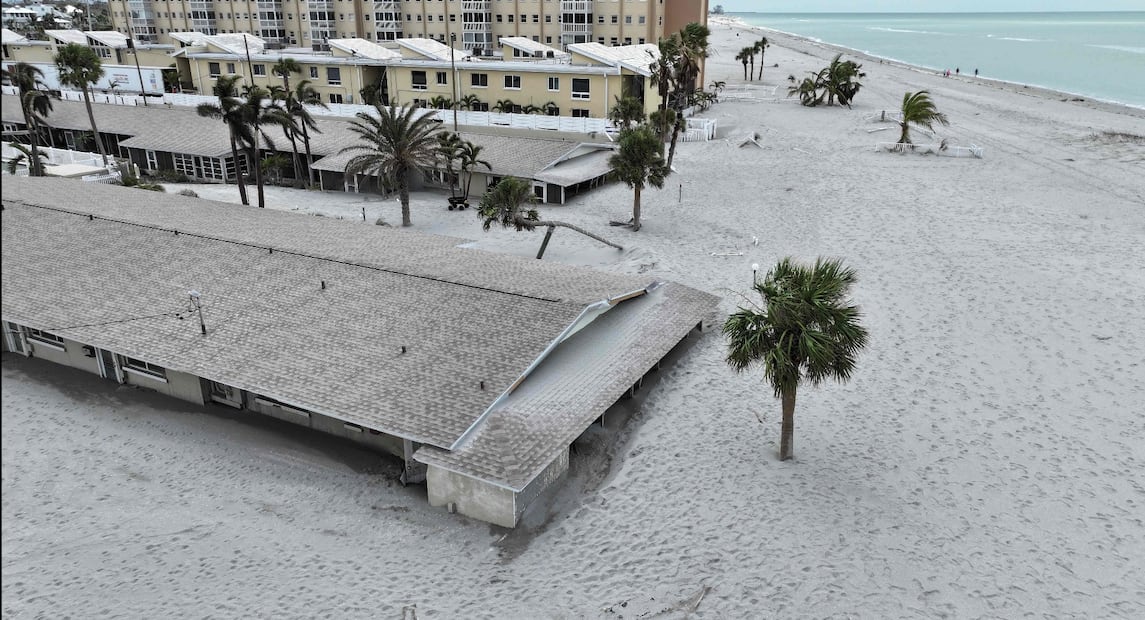 El huracán Milton tocó tierra la noche del miércoles en Siesta Key, cerca de la ciudad de Sarasota, con vientos máximos sostenidos de 205 kilómetros por hora, es decir con categoría 3. Foto: AP