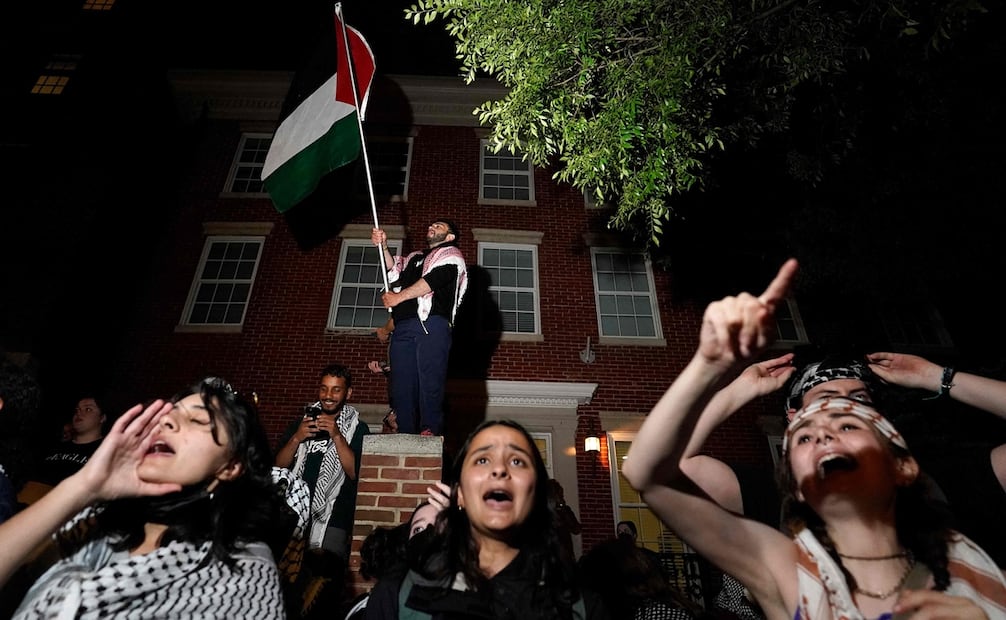 Un grupo de jóvenes propalestinos se detuvo frente a la residencia del rector de la institución con pancartas que decían 'No nos vamos' y cantando el habitual 'Palestina libre, libre'. Foto: AFP