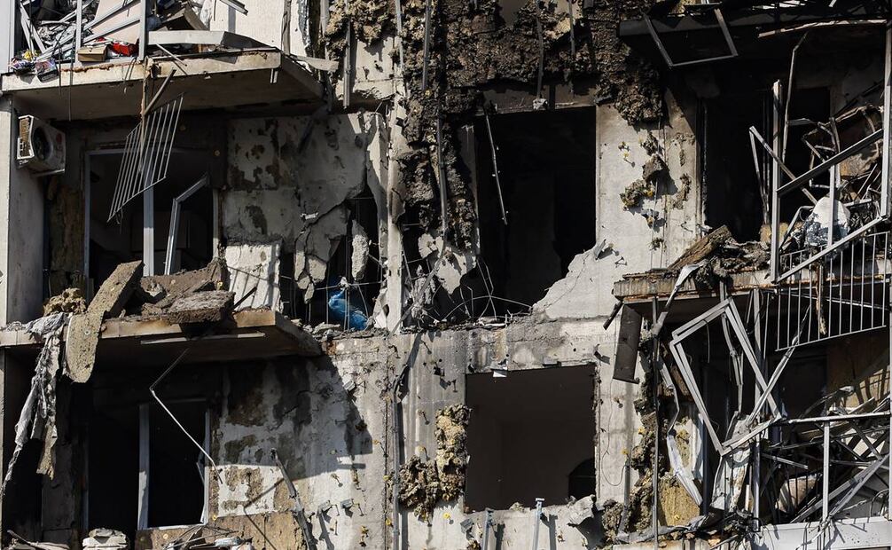 Vista de un edificio de apartamentos dañado tras un presunto ataque con drones ucranianos en Ramenskoye. Foto: EFE