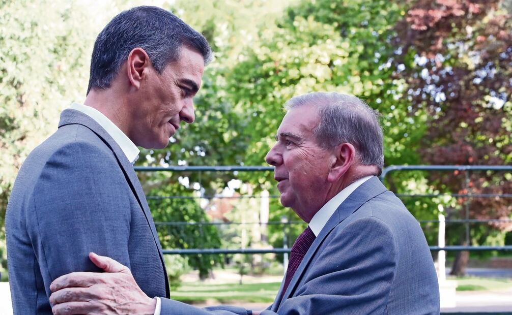 El presidente del gobierno español, Pedro Sánchez, recibió ayer al opositor venezolano Edmundo González en el Palacio de La Moncloa, en Madrid. Foto: EFE