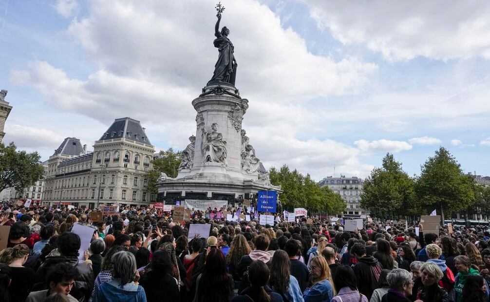 "Nos dicen que tenemos que respetar a la Justicia, pero ¡la Justicia no respeta a las mujeres! Solo el 0.5 % de las violaciones desembocan en una condena", aseveró una activista. Foto: AP