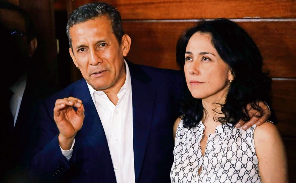 El expresidente de Perú, Ollanta Humala, está acompañado por su esposa Nadine Heredia mientras habla con los periodistas en la entrada de su casa después de ser liberados de prisión en Lima, Perú, el 30 de abril de 2018. La pareja será juzgada el 21 de febrero de 2022. , acusado de lavado de dinero en una organización criminal, el primer juicio por corrupción contra un expresidente en un caso vinculado a la constructora brasileña Odebrecht. Foto: AP