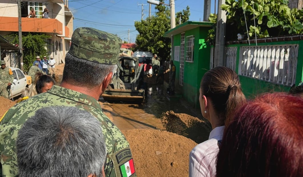 La presidenta Claudia Sheinbaum visitó este viernes la colonia Alejo Peralta para revisar los daños que ocasionó el huracán John en su paso por Guerrero. Foto: especial