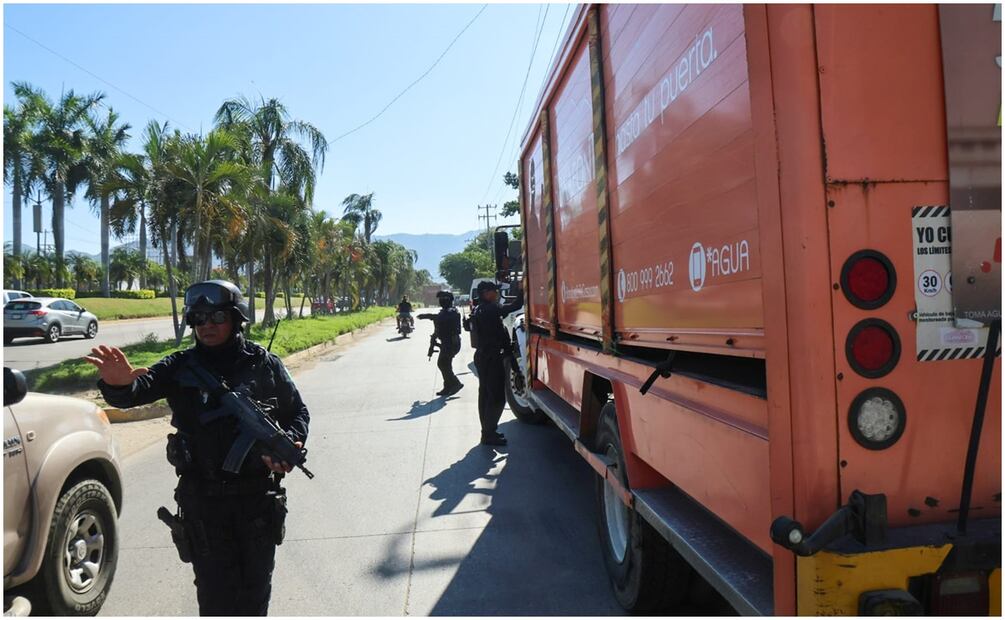 Con vigilancia, Coca-Cola, Pepsi, Corona y otras empresas reanudan reparto en Acapulco (25/01/2025). Foto: Especial