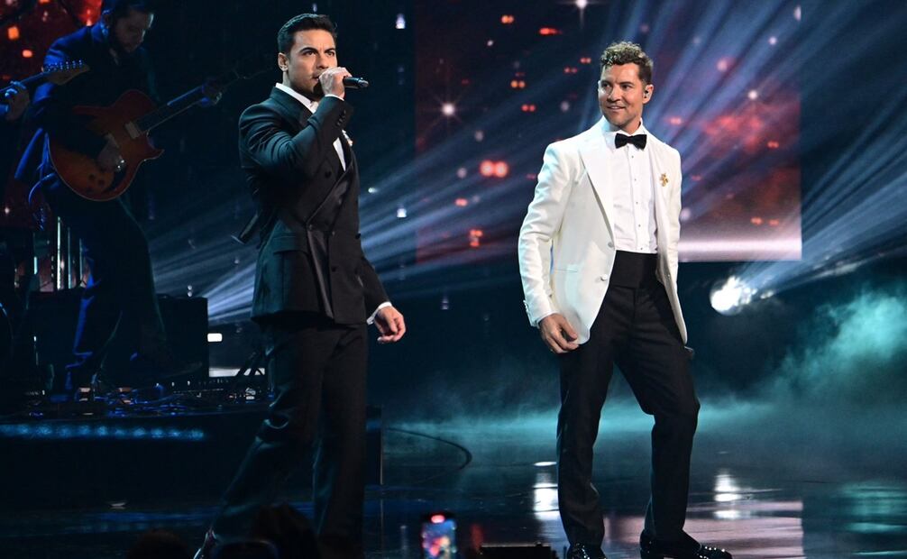 Los cantantes compartieron el escenario para honrar a José José. Foto: AFP.