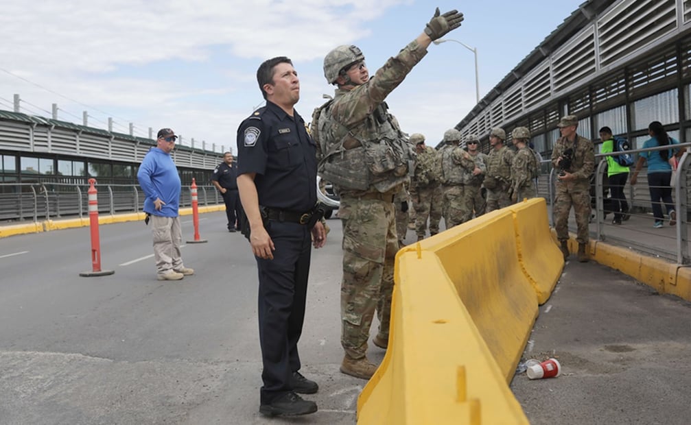 Se espera que las fuerzas se utilicen para apoyar a los agentes de la patrulla fronteriza, con logística, transporte y construcción de barreras. Foto: AFP 