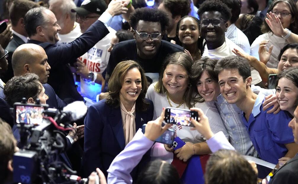 Foto: La vicepresidenta Kamala Harris, candidata presidencial demócrata, posa para una fotografía con sus seguidores en una campaña. Foto: AP