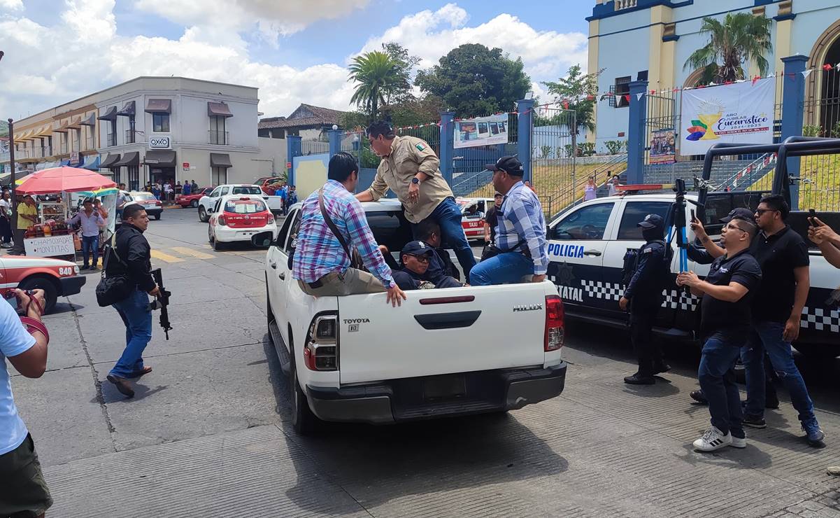 Habitantes de San Andrés Tuxtla acudieron a palacio municipal, donde exigieron justicia y agredieron al grito de "asesina" a la alcaldesa morenista Maria Elena Solano. Foto: especial