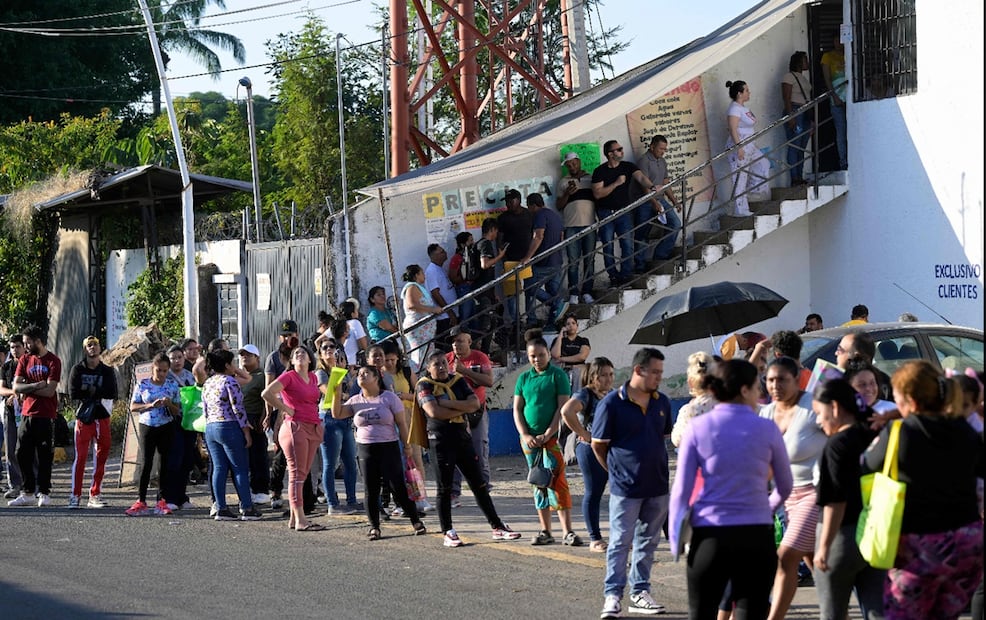 Migrantes realizan filas interminables en busca del llamado salvoconducto en el INM en Tapachula, Chiapas. AFP