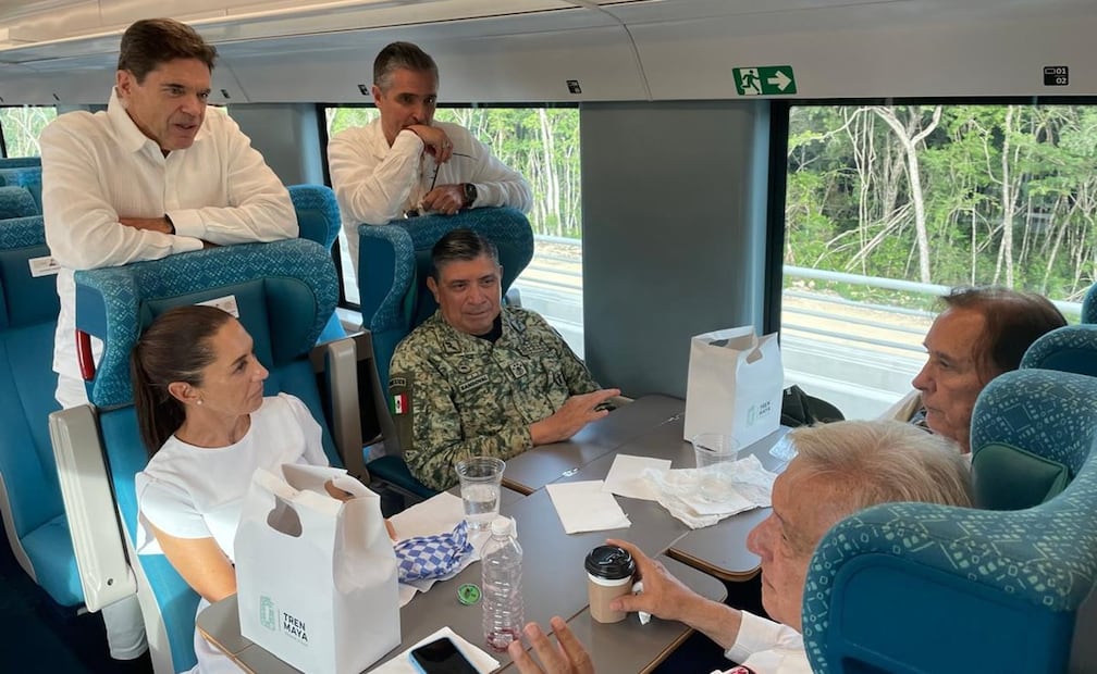 El empresario Alfonso de Angoitia; Bernardo Gómez, Co-CEO de Televisa; Claudia Sheinbaum, presidenta electa; Luis Cresencio Sandoval, titular de Sedena y Andrés Manuel López Obrador, presidente de México. Foto: Especial