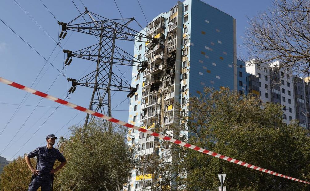 Un policía ruso está de guardia cerca de un edificio de apartamentos dañado tras un presunto ataque con drones ucranianos en Ramenskoye. Foto: EFE