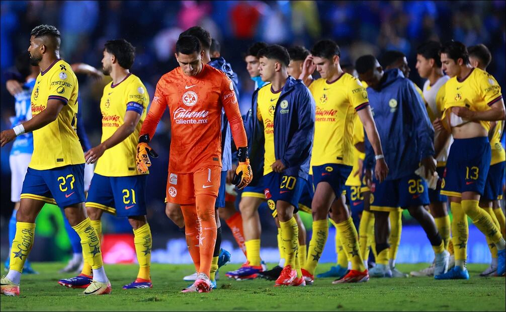 Jugadores del América caminan cabizbajos hacia los vestidores al final de un partido. FOTO: Imago7