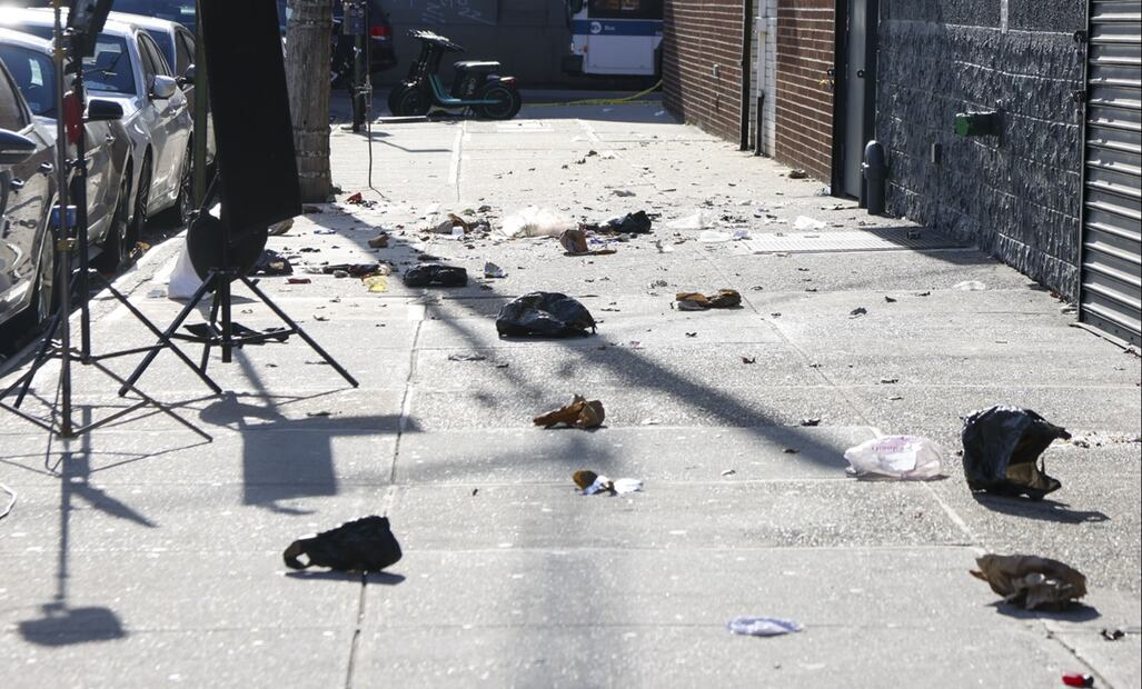 Imagen del lugar de un tiroteo en el exterior de la discoteca Amazura en el distrito de Queens, en Nueva York. Foto: EFE