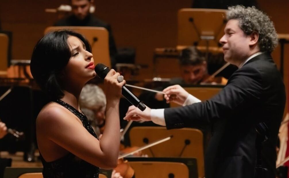 Ángela Aguilar y Gustavo Dudamel en escena.