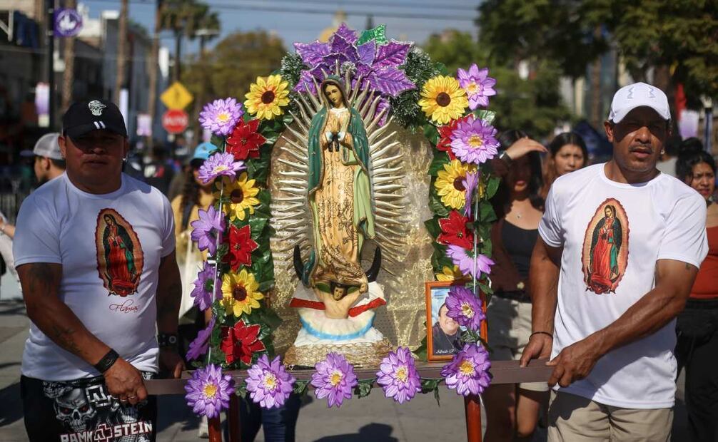 Peregrinos aseguran que los comerciantes “abusan de la fe” por los altos costos con los que lo reciben, pero dicen que “ni modo”, hasta con eso hay que lidiar para llegar a la Basílica de Guadalupe. Foto: Luis Camacho|El Universal
