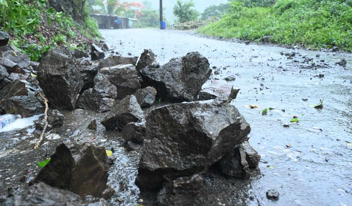 Debido a los fuertes vientos causados por el huracán Beryl algunas rocas se deslizaron en una vía de Saint Andrew, Jamaica. Foto: EFE