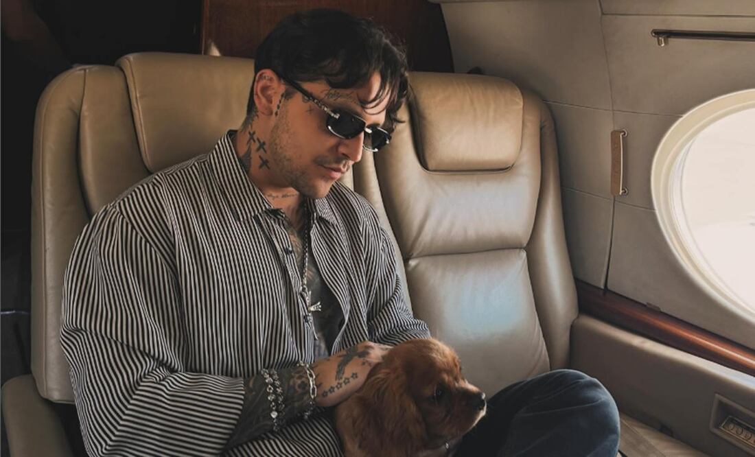 Christian Nodal con "Chichí", un adorable perrito de raza cocker que se ha vuelto su compañero de viaje.