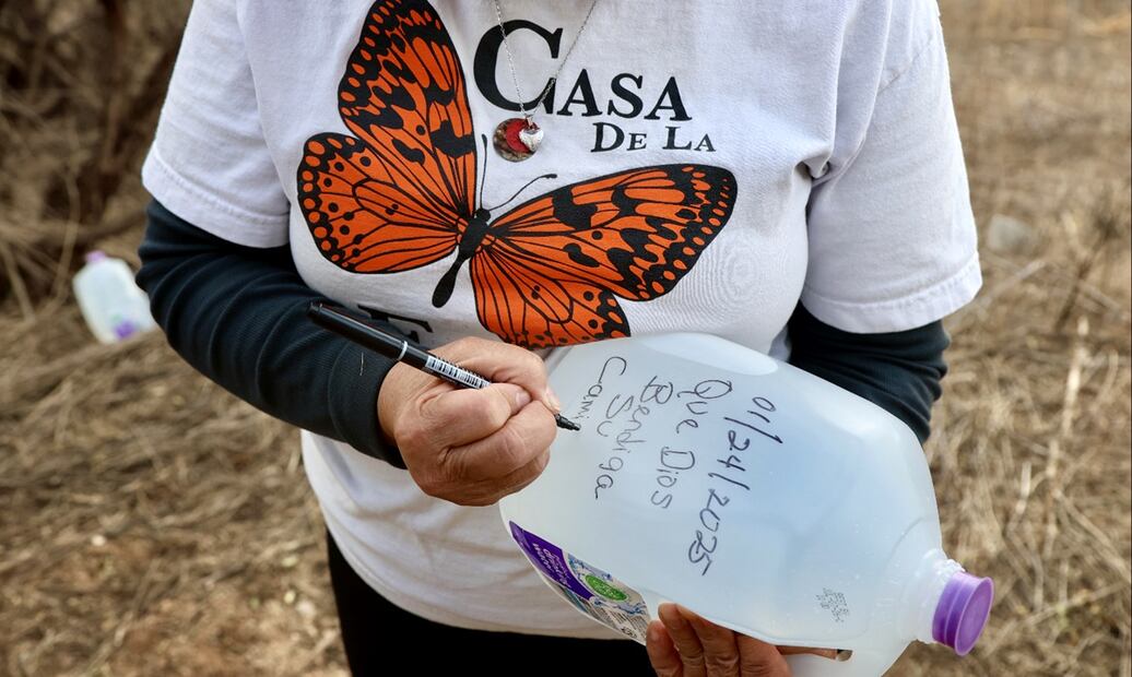 Integrantes de organizaciones sociales de Arizona se han organizado para dejar galones de agua en el desierto fronterizo con México. Foto: Valente Rosas/EL UNIVERSAL