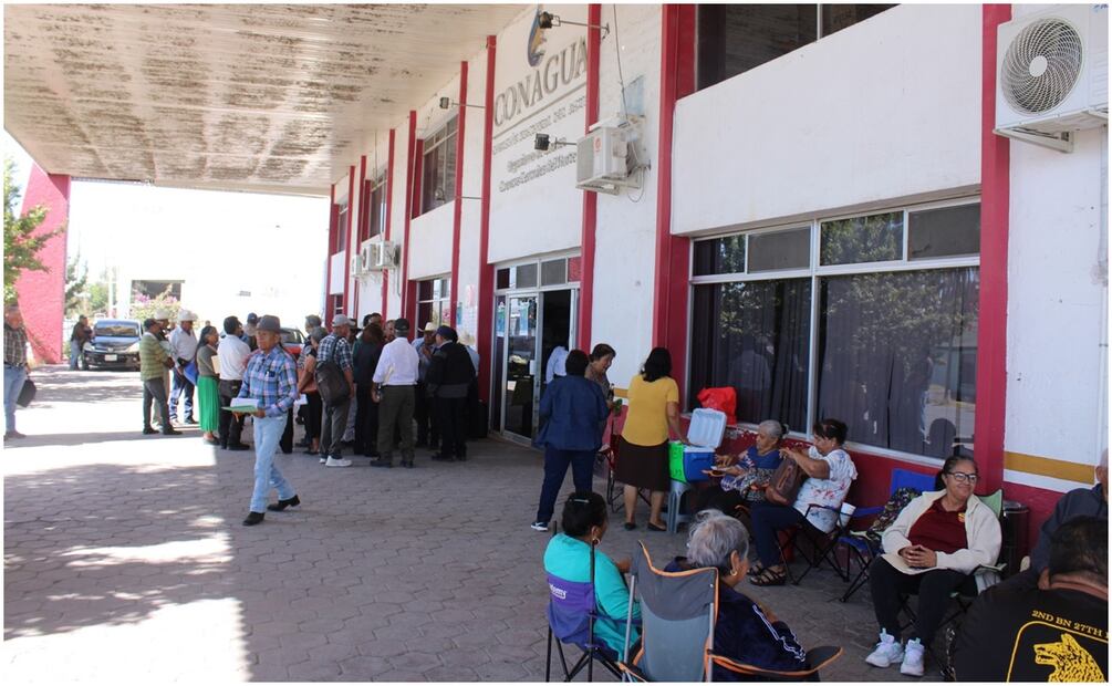 Este 29 de octubre, se realiza una manifestación en las instalaciones de la Comisión Nacional del Agua (Conagua) en Torreón, Coahuila. Foto: Francisco Rodríguez / EL UNVIERSAL