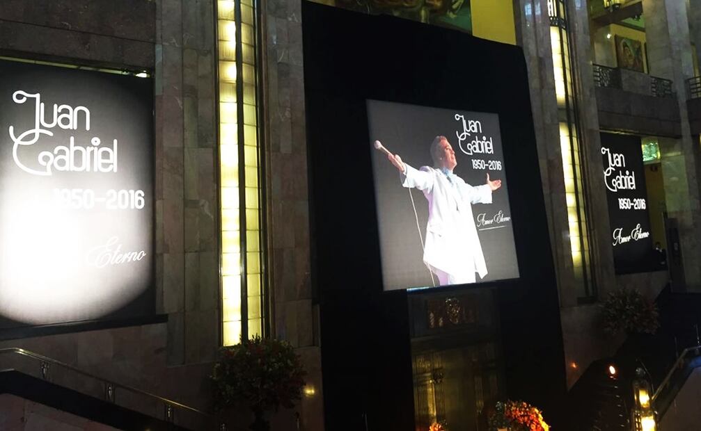 Autoridades del Instituto Nacional de Bellas Artes afinan los detalles en el recinto cultural de Bellas Artes para rendir tributo al cantautor Juan Gabriel. Foto: Especial