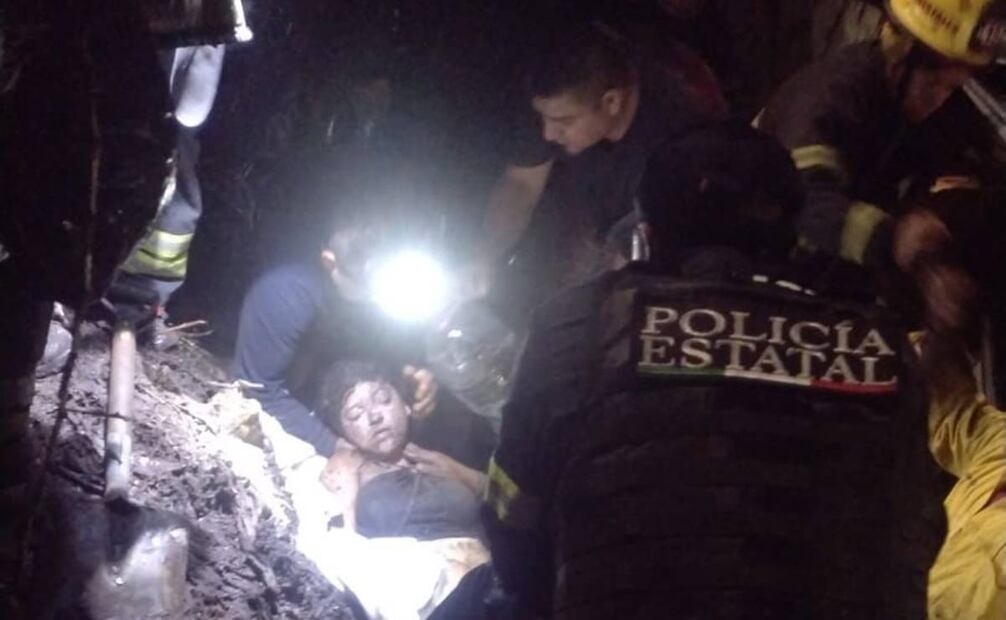 Labores de rescate de personas tras derrumbe de cerro en Naucalpan / Foto: Especial