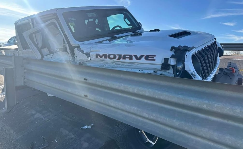 El vehículo que conducía un Jeep Mojave fue impactado por una camioneta roja (15/12/2024). Foto: Especial