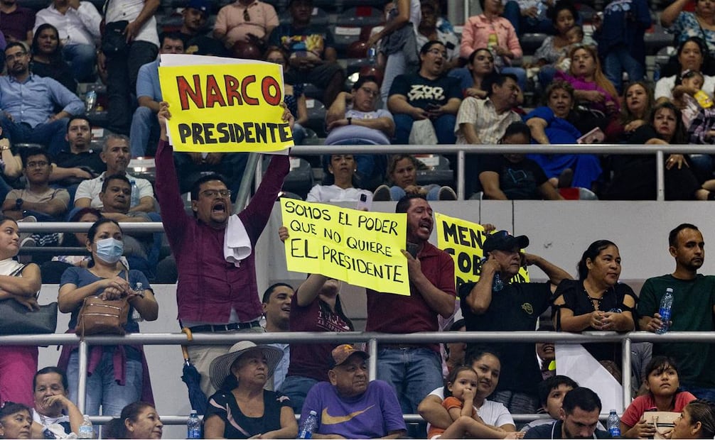 Ante está protesta, el presidente López Obrador pidió a los miles de asistentes del Expo Auditorio Amado Nervo que levantarán la mano quienes estaban a favor de la reforma judicial. Foto Hugo Salvador / EL UNIVERSAL