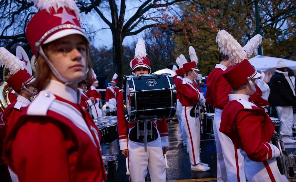 Los juerguistas se reúnen mientras llueve antes del Desfile Anual del Día de Acción de Gracias el 28 de noviembre de 2024 en la ciudad de Nueva York. Foto: AFP