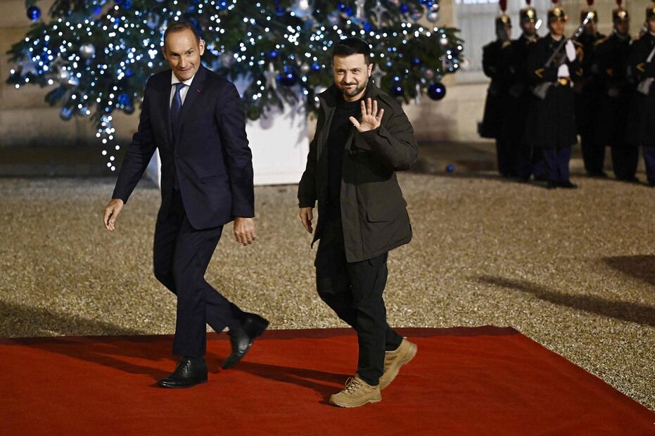 El presidente de Ucrania, Volodimir Zelensky, saluda mientras es recibido por el director de protocolo del Elíseo francés, Frederic Billet, antes de una reunión con el presidente de Francia en el Palacio Presidencial del Elíseo en París el 7 de diciembre de 2024. Foto: AFP