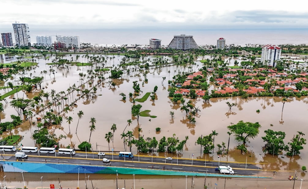 Los cuerpos de rescate han tenido problemas para llegar con los damnificados por las inundaciones; el Ejército ya puso a disposición 25 lanchas. Foto: David Guzmán / EFE