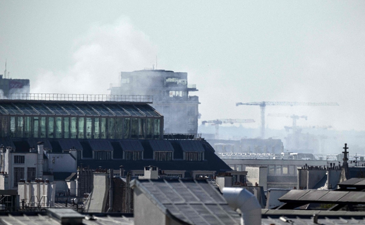 El incendio se produce a casi un mes del inicio de los Juegos Olímpicos de París, que acogerán a millones de turistas entre el 26 de julio y el 11 de agosto. Foto: AFP