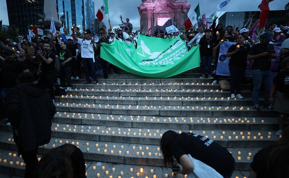 Trabajadores del Poder Judicial se manifiestan en las instalaciones de periférico con velas, banderas y vestidos de negro. Foto: Diego Simón / EL UNIVERSAL