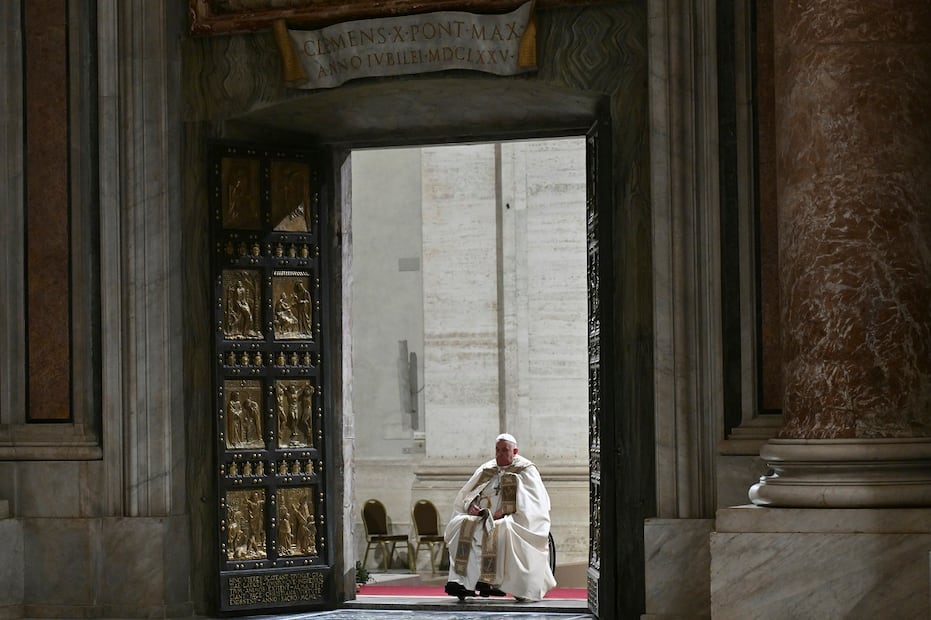 El papa Francisco abre la Puerta Santa de la Basílica de San Pedro para marcar el inicio del Año Jubilar Católico, en el Vaticano, el 24 de diciembre de 2024. Foto: AP