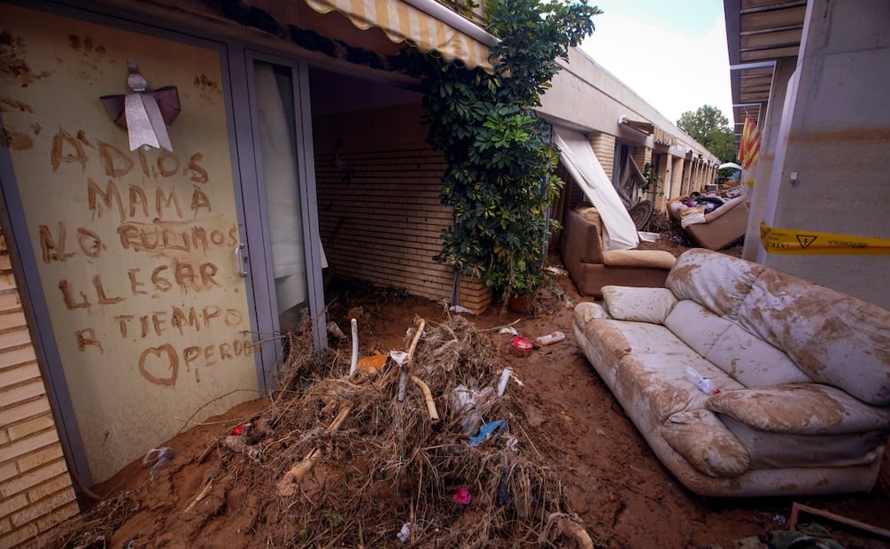 Un letrero en un muro de un centro para pensionados dice: "Adiós mamá. No pudimos llegar a tiempo. Perdón", tras inundaciones en Picanya, en las afueras de Valencia, España. Foto: AP