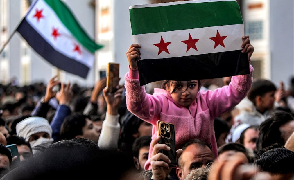 En la capital, varios millares de fieles tomaron parte en el rezo musulmán de los viernes en la histórica mezquita Omeya, una de las más antiguas de Medio Oriente y donde pronunció un sermón el nuevo primer ministro interino sirio, Mohamed al Bashir. Foto: AFP