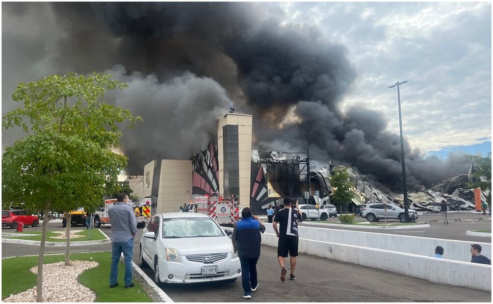 Incendio en plaza comercial de Sinaloa (16/01/2025). Foto: Javier Cabrera Martínez / EL UNIVERSAL