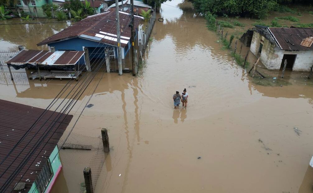 Una vista general del barrio Suyapa, parcialmente inundado por el desbordamiento del río Ulúa después de la tormenta tropical Sara, en Potrerillos, Honduras, el domingo 17 de noviembre de 2024. Foto: AP