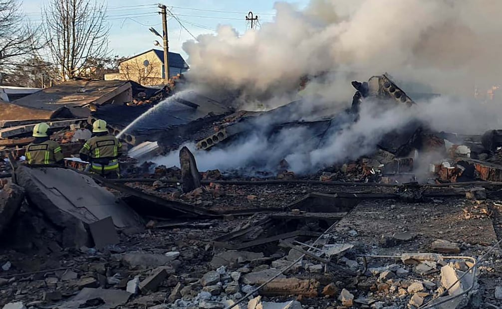 En total, Rusia lanzó alrededor de 120 cohetes de diferentes tipos y 90 drones de choque en toda Ucrania el 17 de noviembre de 2024, según el Servicio Estatal de Emergencia de Ucrania (SESU). Los objetivos principales de los bombardeos fueron instalaciones de infraestructura energética, como escribió el presidente Zelensky en su canal oficial de Telegram. Foto: EFE