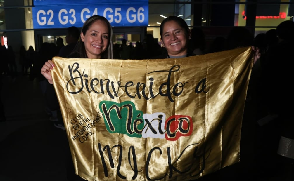 Clubes de fans se dieron cita para recibir al cantante en su regreso a la CDMX. Foto: Carlos Mejía/ EL UNIVERSAL.