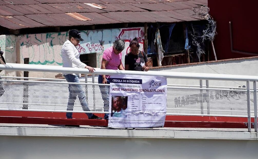 Colectivos de madres buscadoras colocan fichas de desaparecidos en puentes peatonales de Zacatecas. Foto: Diana Valdez