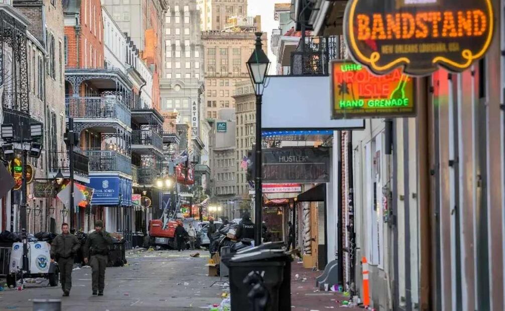 En Bourbon Street, se colocaron flores y velas en memoria de las víctimas. Foto: AFP