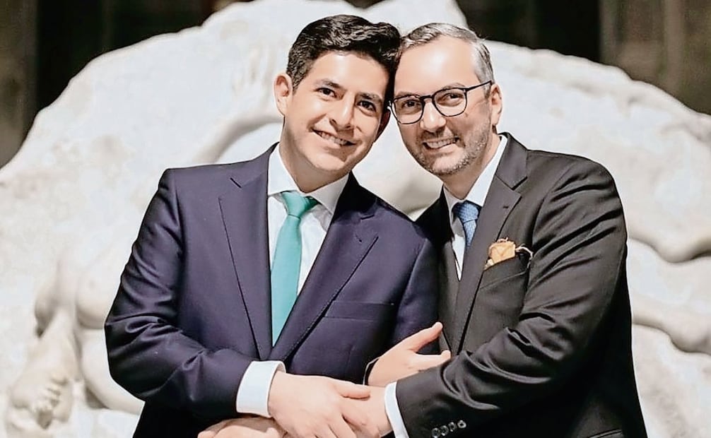 Martín Borrego y su esposo Ionut Marian Vâlcu, diplomático y jefe de misión adjunto en la Embajada de Rumania en México. Especial