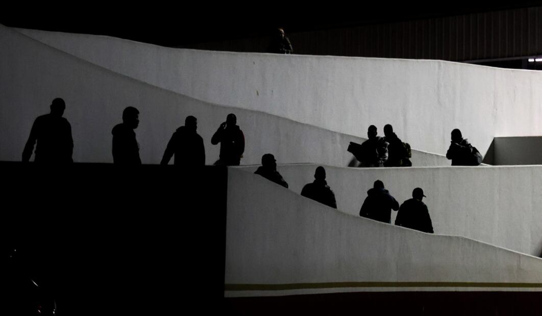 Veintitrés trabajadores de plantíos en Denver, Colorado, llegaron la noche del 21 de enero de 2025, a la garita El Chaparral, en Tijuana, Baja California. Foto: Diego Simón/EL UNIVERSAL