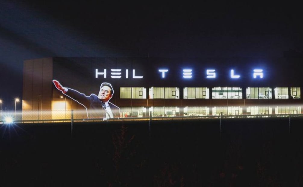 Proyección de saludo de Elon Musk  gigafactoría de Tesla en Alemania por activistas. Foto: vía X