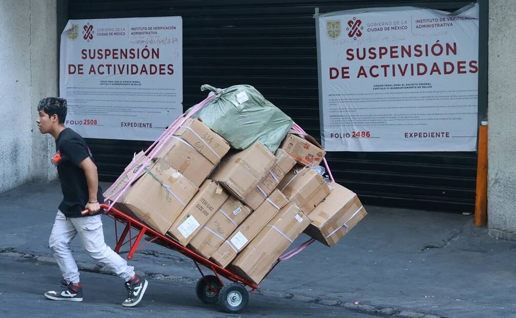 Comerciantes continúan sacando mercancía de  Plaza Izazaga 89 / Foto: Fernanda Rojas. EL UNIVERSAL